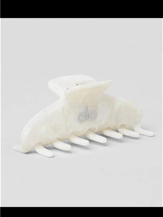ALO Yoga Accessories - ALO Yoga White Pearl 90’s Claw Hair Clip NWOT 🏷️